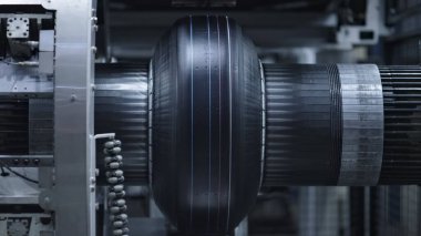 Otomatik atölyenin kapanış çalışmasında modern robotik makine lastik inşa süreci