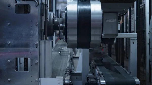 Részletes gumiabroncs-gyártó gép automatikusan forgó a modern műhelyben — Stock Fotó