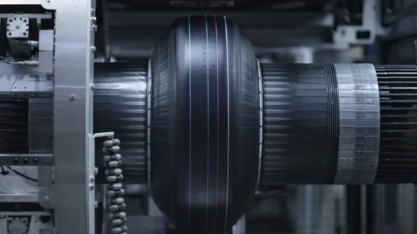 Moderno proceso de construcción de neumáticos de maquinaria robótica en primer plano de taller automatizado — Foto de Stock