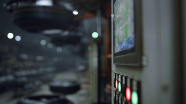 İşçiler fabrikada ekran modern dijital üretim makinesini tıklatıyorlar.