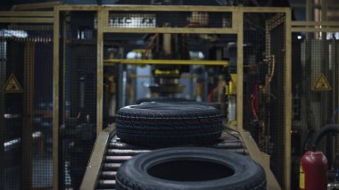 Lastik fabrikası taşıma hattı üretimde otomatik olarak yeni üretim yapıyor