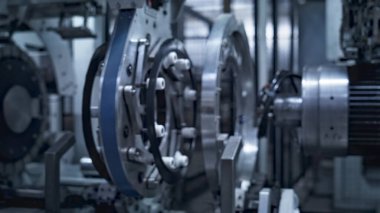 Otomobil fabrikasında lastik bant ile dönen robotik lastik üretim ekipmanları