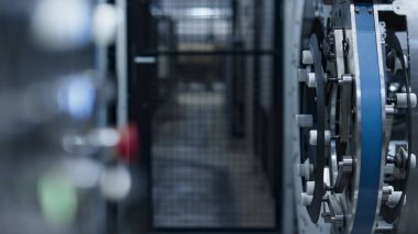 Teknolojik imalatta çalışan robotik lastik üretim ekipmanları