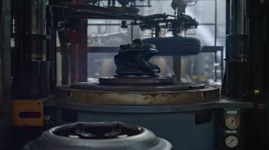 Otomobil lastiği deposu makinesi fabrikada yeni lastik üretimi yapıyor.