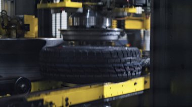 Otomobil lastiği damgalama konveyör çalışma süreci otomotiv modern atölye