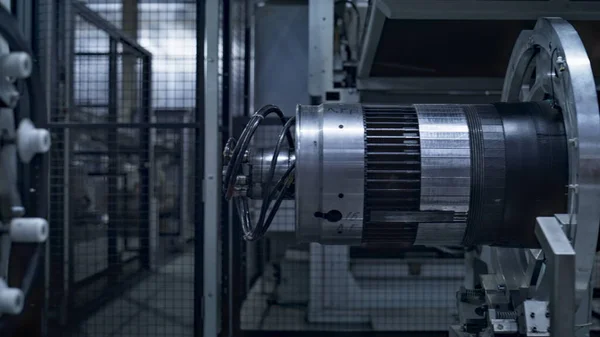 Automático de construcción de neumáticos de primer plano en el moderno concepto de fabricación automatizada robótica — Foto de Stock