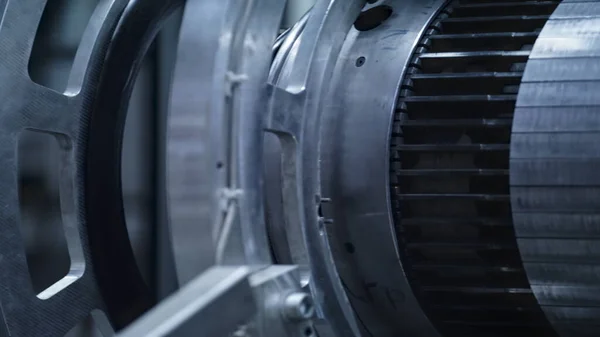 Máquina de produção de fita de pneu de close-up girando automaticamente na fábrica moderna — Fotografia de Stock
