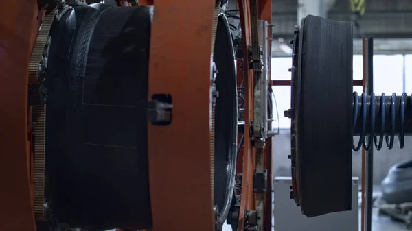 Mecanismo tecnológico de producción de neumáticos proceso de trabajo en taller industrial — Foto de Stock