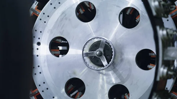 Máquina de produção de pneus girando na oficina robótica industrial produzindo — Fotografia de Stock
