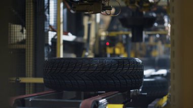 Lastik fabrikası damgalama makinesi konveyörde kauçuk ürünle çalışma işlemi