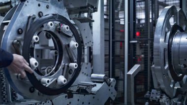 Fabrikadaki üretim sürecini kontrol eden teknoloji lastiği üreticisi