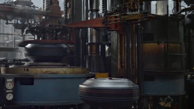 Teknolojik üretim tesisinde otomatın lastik damgası çalışma süreci