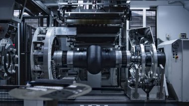 Otomotiv deposunda robotik otomatik lastik üretim makinesi.