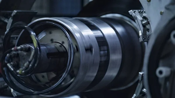 Detailed tyre production mechanism rotation with rubber tape at technological plant — Foto de Stock