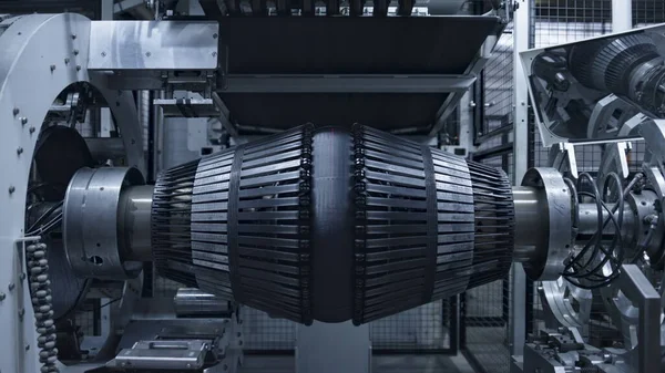 자동차 타이어가 현대 기술 작업장에서 작동하는 자동 생산 공정 — 스톡 사진