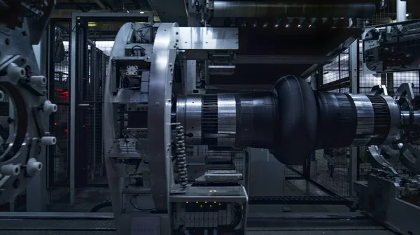 Proceso automatizado de estampado de equipos de producción de neumáticos en fabricación moderna — Foto de Stock