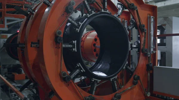 현대 제조 시설의 설치 과정을 설정하는 타이어 플랜트 로봇 — 스톡 사진
