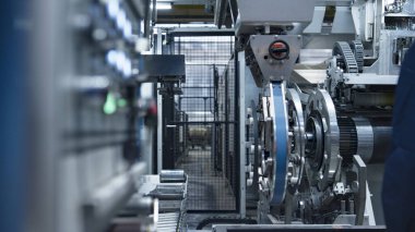 Teknoloji fabrikasında çalışan işçiler tarafından işletilen lastik üretimi modern makineler