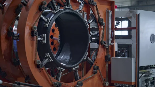 Robotyczne stemplowanie opon automat poruszający się w nowoczesnej fabryce samochodów — Zdjęcie stockowe