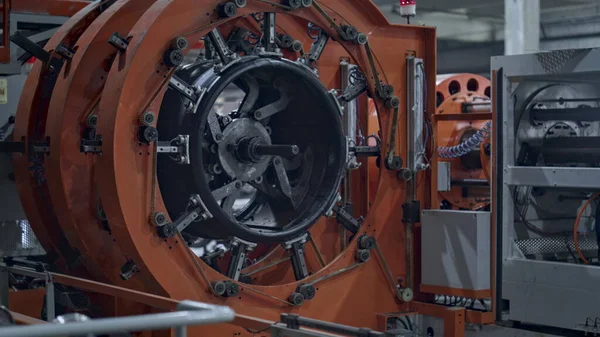 산업 제조 공정 에서 작동하는 자동화 된 타이어 생산 기계 — 스톡 사진