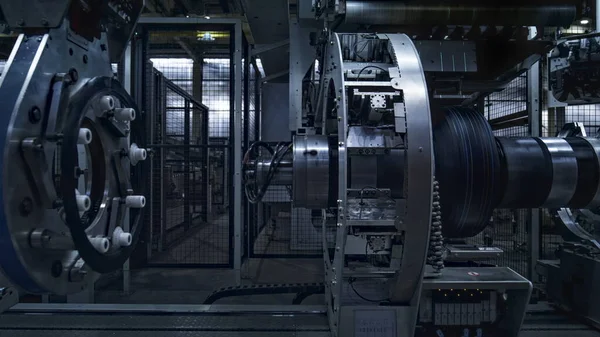 现代汽车轮胎生产机器在工厂中自动运转 — 图库照片