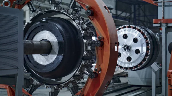 Máquina automatizada de producción de neumáticos de fábrica que trabaja en un taller tecnológico — Foto de Stock