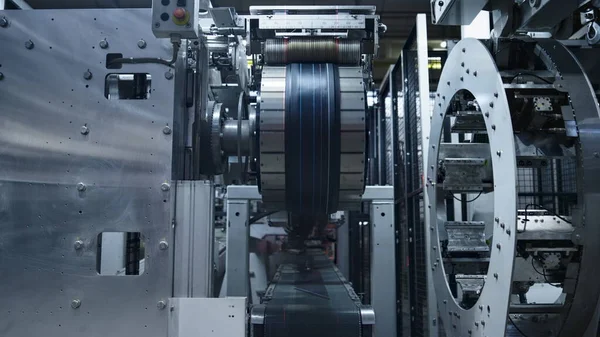 汽车轮胎自动化生产机，从事技术生产 — 图库照片