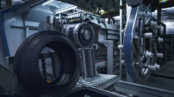 현대 공업 기계가 자동적으로 작동하는 기술 공장의 타이어 — 스톡 사진