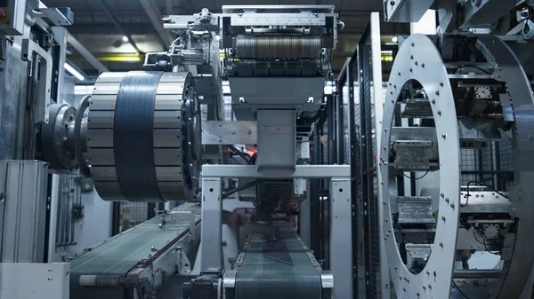 첨단 기술 작업장에서 작업하는 현대식 타이어 생산 기계 — 스톡 사진