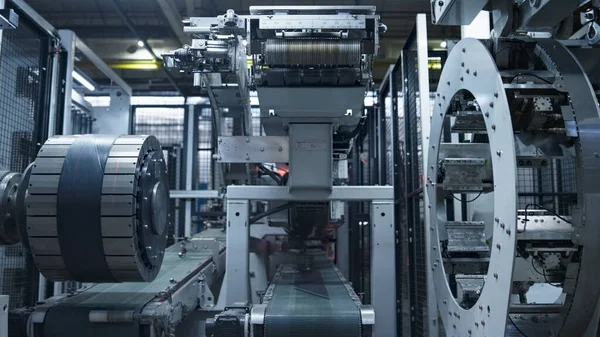 Tecnología moderna de producción de neumáticos con dispositivo industrial que funciona en fábrica — Foto de Stock