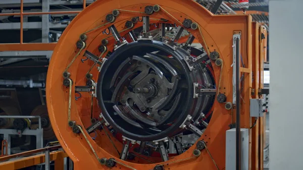 Mecanismo de producción de neumáticos robóticos proceso de trabajo en taller tecnológico — Foto de Stock