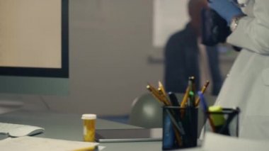 Doktor, üst düzey hastaların kan basıncını ölçüyor..