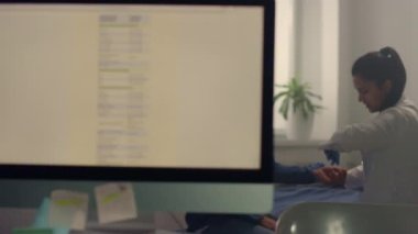 Doktor yaşlı hastanın nabzını kontrol ediyor. Sağlık kontrolü yaşlı adam.