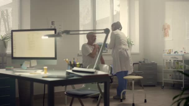 Doktor provádějící očkování, starší muž v nemocnici. Koncepce imunizace. — Stock video