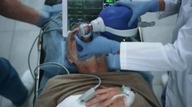 Doktor elleri hastanın acil servise gitmesi için tıbbi yardım sağlıyor..