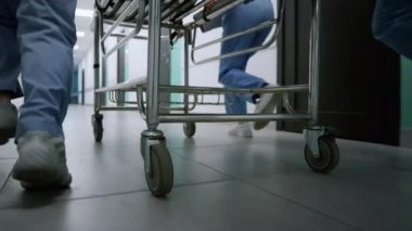 Hastane koridorunda koşan doktorlar. Tıbbi ekip sedye taşıyor..