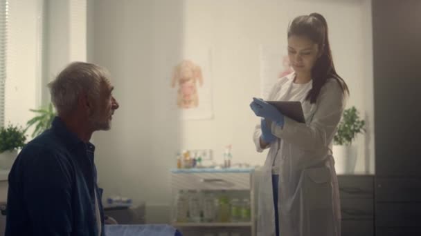 Médico mujer prueba paciente usando tableta en primer plano del hospital. Concepto de salud — Vídeo de stock