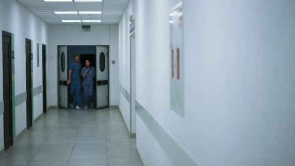 Medics colleagues walking out doors emergency room discussing covid pandemic. — Vídeo de Stock