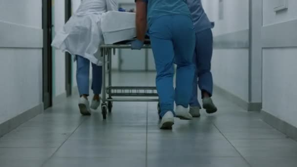 Unknown doctors team running hallway rolling gurney. Medics carrying stretcher. — Stock Video