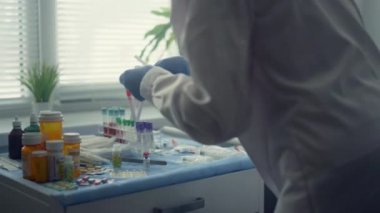 Doktor Aşılama Kliniği müşterisi ofisi kapatın. Kadın adama iğne yapar.