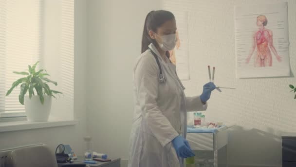 Woman medic taking saliva sample old patient. Doctor testing senior man on covid — Video
