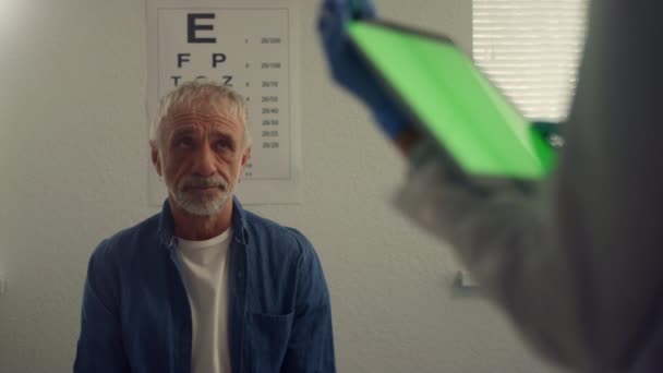 Lékař pomocí chroma klíč tablet konzultační muž zblízka. Pacientská návštěva lékaře. — Stock video