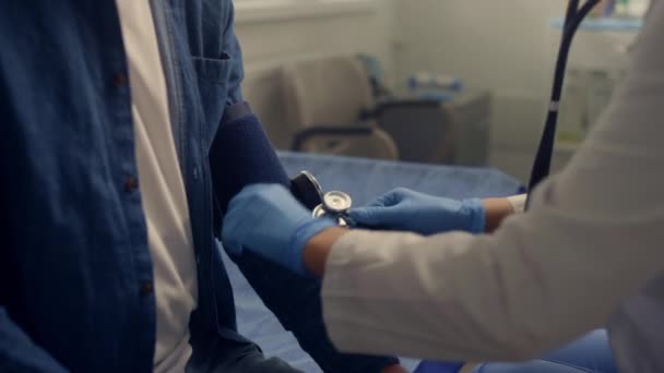 Läkarhänder som mäter blodtrycket hos äldre män. Äldre patienters hälsa. — Stockvideo