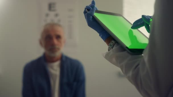 Doctor apagando la tableta de pantalla verde de cerca. Terapeuta de visita para pacientes mayores. — Vídeos de Stock