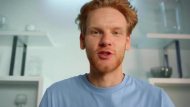 Uzaktan kumanda ofisindeki gülümseyen yönetici video çağrı ekibi. Kızıl adam, bak ağ.