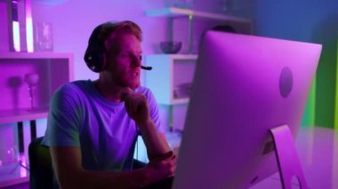 Oyuncuya benzeyen üzgün bilgisayar evde siber rekabet sonuçlarını kontrol ediyor.