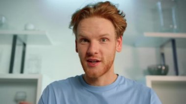 Kapanış mülakatı merkezde yapılacak. Gülümseyen kızıl adam video çağrısı