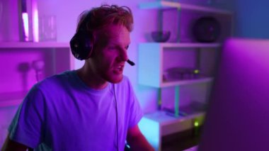 Siber oyuncular, kulaklıklar takarak konuşma takımını kapatıyor. Oyun blogcusu yayın videosu