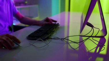 Evdeki oyun ekipmanlarını kullanarak yakın çekim neon eller. Esport profesyonel yaşam tarzı