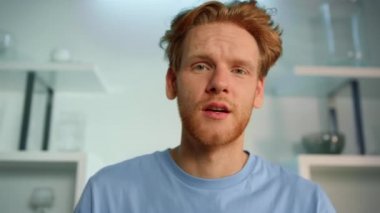 Görüntülü konuşma yapan adam. Çevrimiçi öğretmen uzak sınıfı bitiriyor ve hoşça kal diyor